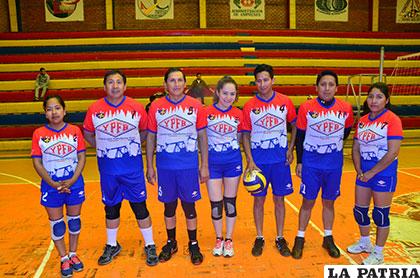 El equipo de Gaspetrol que interviene en el voleibol de Adapo
