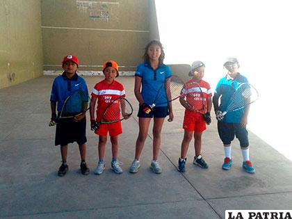 Medina junto a sus compañeros en la Sub-13, (el segundo de derecha a izquierda)