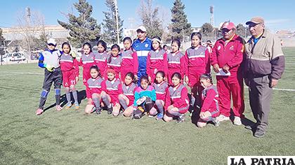 Las integrantes del colegio La Kantuta 2 campeonas en fútbol /cortesía Rodolfo Aranibar