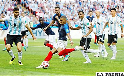 Mbappé en el remate que terminó en gol, fue autor de dos tantos
as.com
