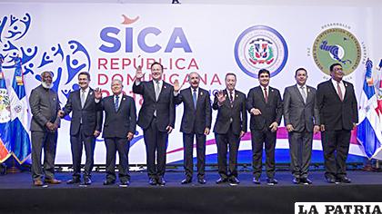 Los presidentes de países centroamericanos reunidos en Santo Domingo en la cumbre del SICA /telemetro.com
