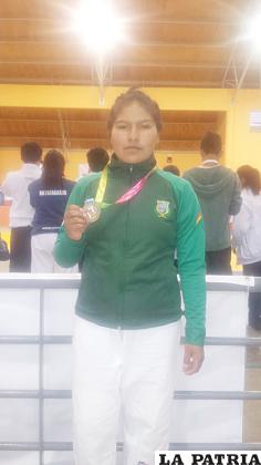 Ingala con la medalla de bronce en Chile /ARCHIVO
