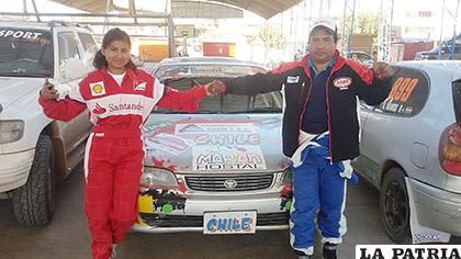 El binomio orureño junto a su bólido al final de la carrera 
/cortesía Arturo Vargas