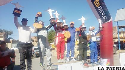 Santos y Wendy Chile en el podio, con el trofeo del primer lugar 
/cortesía Arturo Vargas