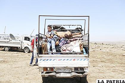 Varias familias huyen de la violencia que arrasa Daraa al suroeste de las fronteras de Siria /yimg.com

