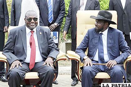 El presidente sursudanés, Salva Kiir (d), junto al líder de la oposición, Riek Machar (i) /yimg.com