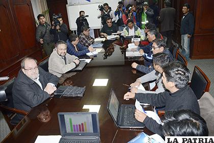 Mesa de diálogo de autoridades de Gobierno y la UPEA /abi.bo