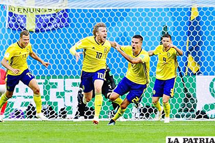 El festejo de Forsberg autor del gol de Suecia /as.com