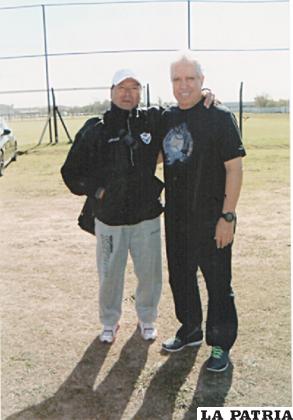 Teodoro Cárdenas (izquierda) en constante actualización, en la foto junto a Américo Gallego /ARCHIVO