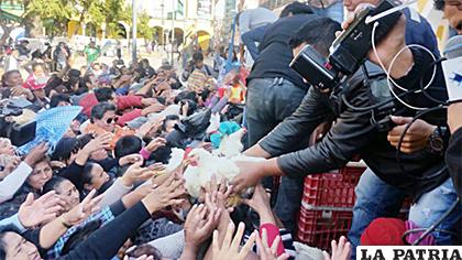 Regalaron pollos, como medida de protesta, en Cochabamba /Radio Kancha Parlaspa
