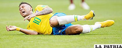 Mientras todo el mundo critica las caídas de Neymar, Rivaldo lo alienta /twimg.com