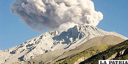 El Coropuna, el volcán más alto de Perú, que se eleva 6.377 metros sobre el nivel del mar