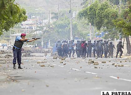 Miembros de las fuerzas antidisturbios de la Policía 
Nacional enfrentan a varios jóvenes /El Universal