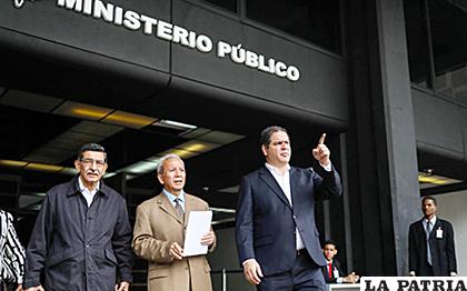Diputados opositores luego de presentar la denuncia /Diario La Verdad