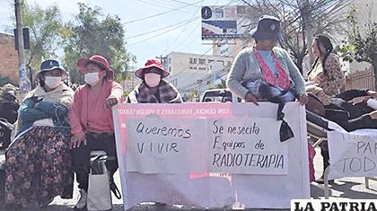Un grupo de pacientes con cáncer durante su protesta /Pagina Siete