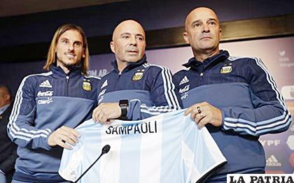 Sampaoli (centro) junto a su asistente Sebastián Beccacece (izquierda) cuando fueron contratados /MIDIARIO.COM