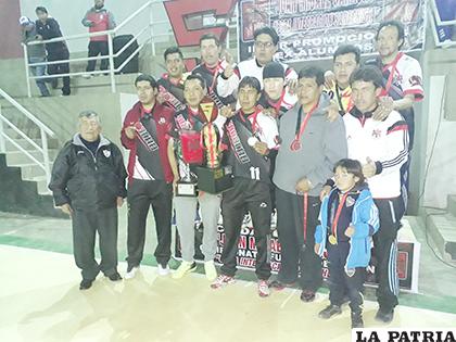 Entrega del trofeo rotatorio por parte de Jaime Lucero al campeón de Primera de Honor