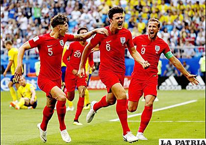 Maguire autor del primer gol de Inglaterra celebra con sus 
compañeros /as.com