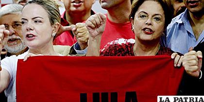 La expresidenta de Brasil, Dilma Rousseff (d), participa junto a la presidenta nacional del Partido de los Trabajadores /DIARIO DIGITAL NUESTRO PAÍS