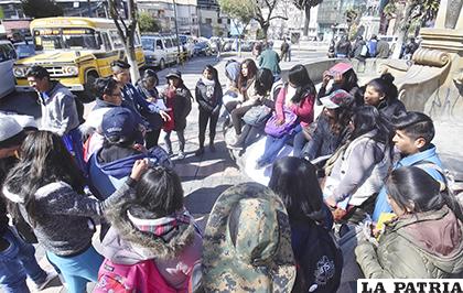 Docentes y estudiantes se dieron cita frente al Ministerio de Justicia para dar continuidad a sus clases y también a sus protestas  /APG