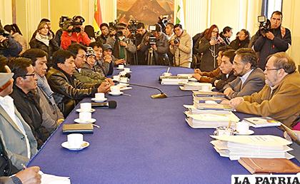 Pese a los intentos de diálogo no existe solución al conflicto de la UPEA /RTP Bolivia