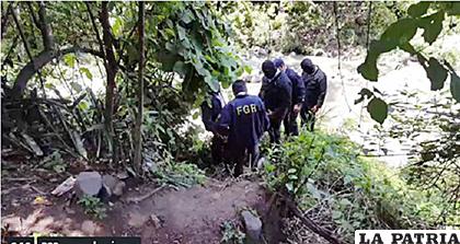 Autoridades policiales en la quebrada donde se encontró la cabeza  /Diario 1