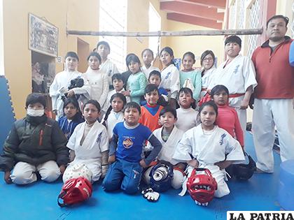 Deportistas que representarán a Oruro en el nacional de karate