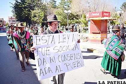 Comunarios de Corque protestan en la plaza 10 de Febrero 