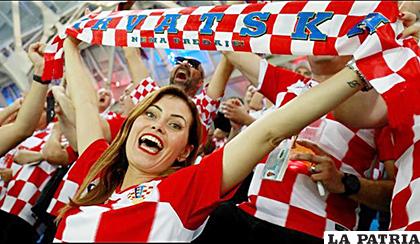 Los aficionados croatas no se cambian por nadie, festejan la clasificación de su selección /defensacentral.com
