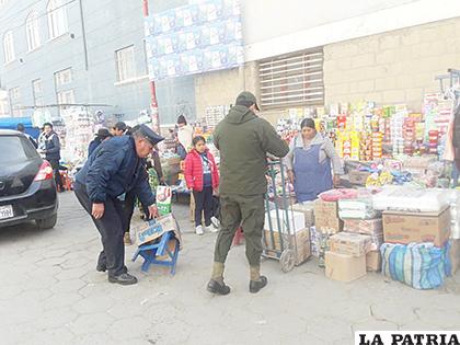 Personal de Defensa al Consumidor en operativos de la calle Ayacucho /GAMO