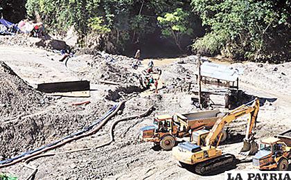 Mineros de la cooperativa Nueva Esperanza que operan en el río Chaquety, en el cantón Arcopongo, en el norte paceño /La Razón