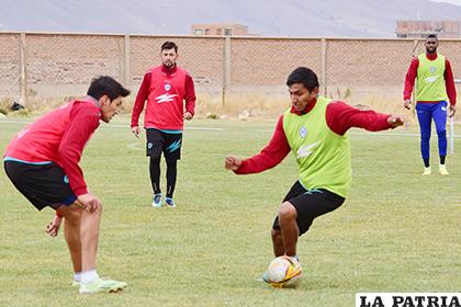 El equipo en intensa práctica durante la tarde de ayer