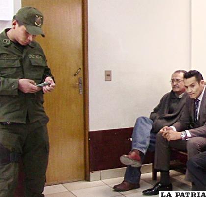 Ayer durante la audiencia efectuada en el Juzgado Cautelar Nº 2, Bazán junto a su abogado

