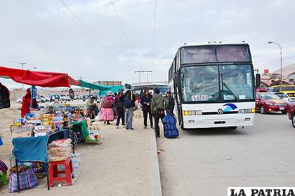 Buses que se paran fuera de la terminal a recibir pasajeros