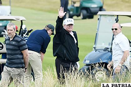 Donald Trump saluda mientras juega al golf en Turnberry, Escocia /afp.com
