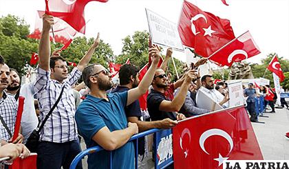 Ciudadanos turcos ondean banderas de su país en la víspera del primer aniversario del fallido golpe de Estado /wradio.com.co
