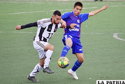 Vaca, de Oruro Royal, intenta dominar el balón ante la marca de su rival