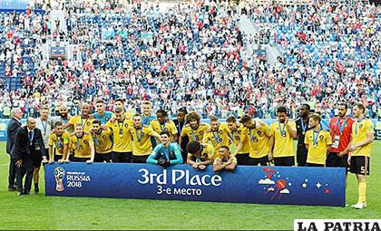 Jugadores de Bélgica en la foto oficial tras la obtención del tercer lugar /as.com
