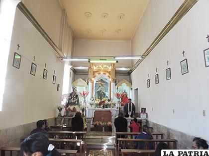 Interior de la Capilla. En el centro la Pintura de la Virgen del  Carmen y a lado la imagen de Santa Bárbara
