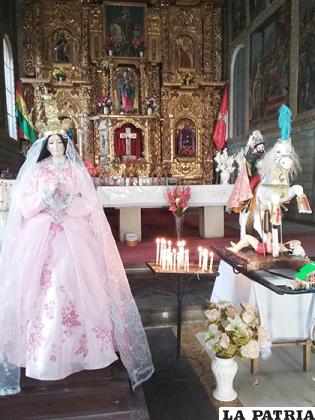 Virgen de la Concepción en primer plano y al fondo la imagen del Tata Santiago
