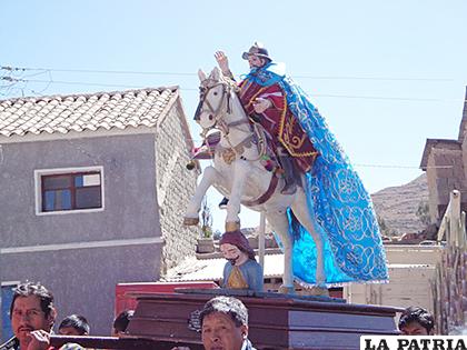 Tata Santiago de Chaquí sale en procesión