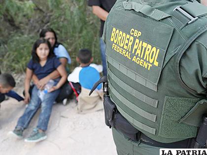Atrapados en la frontera con México /AGENCIA AFP
