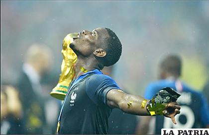 Paul Pogba con la Copa del Mundo /as.com