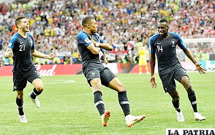 Kylian Mbappé (centro) anotó el cuarto gol para Francia en el partido final /clarin.com