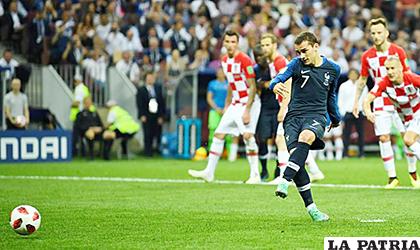 Griezmann ejecuta la pena máxima y lo cambia por gol (2-1) /as.com
