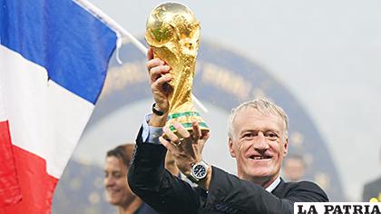 Didier Deschamps levantó la Copa del Mundo como jugador en 1998, ahora lo hace como seleccionador /clarin.com
