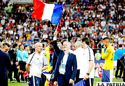Didier Deschaps con la bandera de Francia /noticias24.com