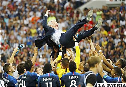 Didier Deschamps es festejado por sus dirigidos /as.com