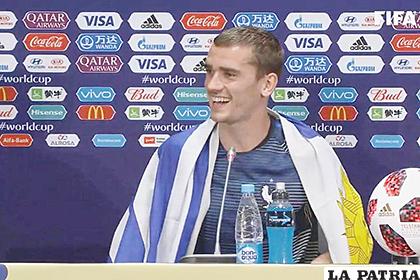 Antonie Griezmann ofreció la conferencia de prensa con la bandera de Uruguay /espncdn.com