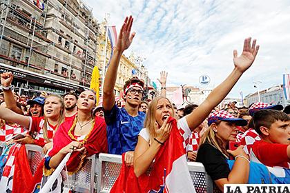 Hinchas croatas en la plaza 